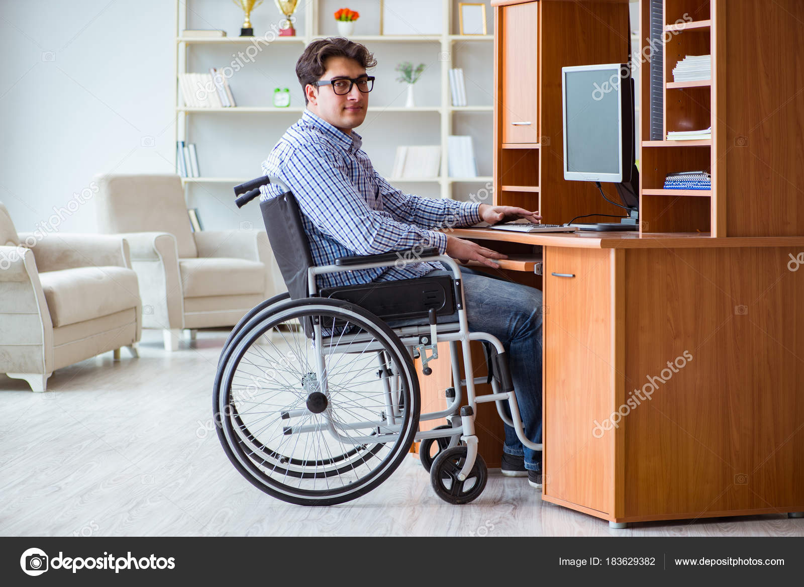 Behinderter Studierender Zu Hause Am Rollstuhl Stockfoto
