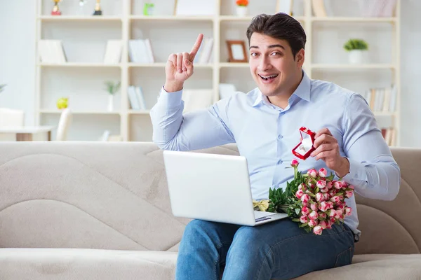 Hombre joven haciendo propuesta de matrimonio a través de Internet portátil —  Fotos de Stock