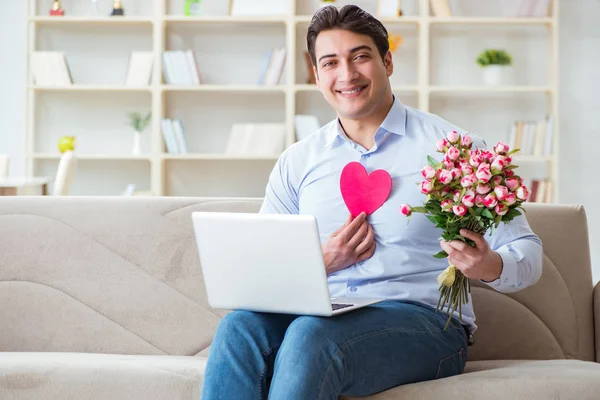 Mladý muž dělat nabídku k sňatku přes internet notebook — Stock fotografie
