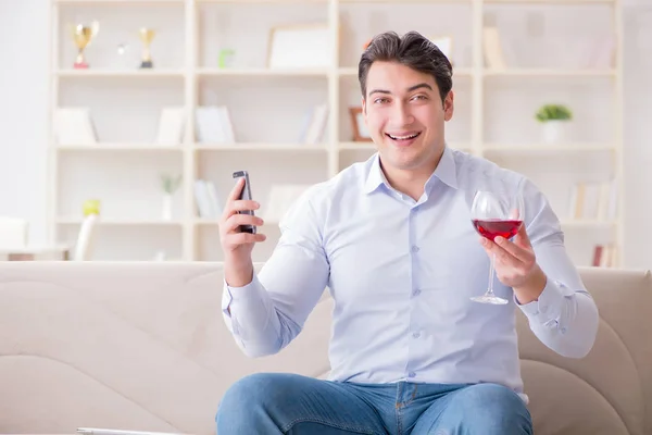 Молодий чоловік спілкується зі своєю коханою через мобільний телефон — стокове фото