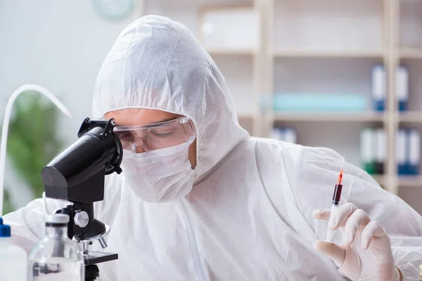 Biotecnología científico químico trabajando en laboratorio — Foto de Stock