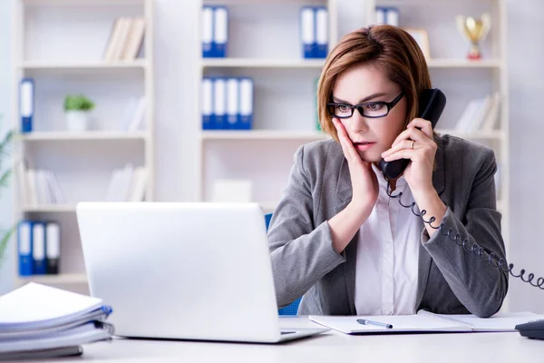 Geschäftsfrau arbeitet im Büro — Stockfoto