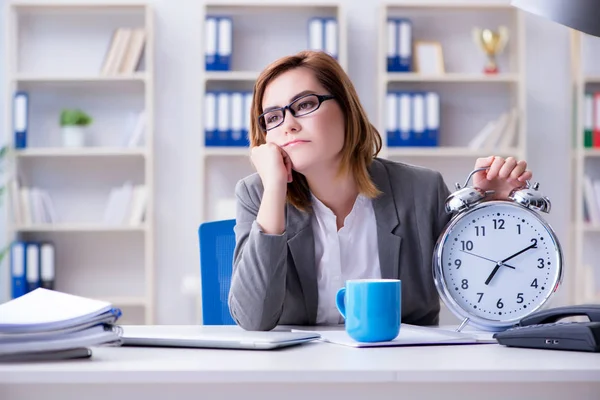 Zakenvrouw werkzaam op kantoor — Stockfoto