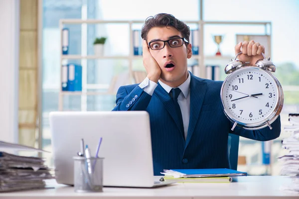 Homme d'affaires avec horloge géante ne parvient pas à respecter les délais et missi — Photo