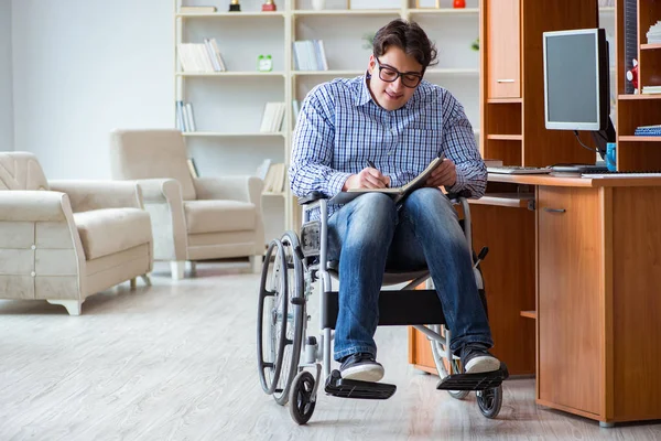 Studente disabile che studia a casa in sedia a rotelle — Foto Stock