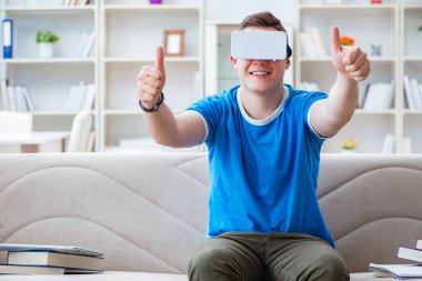 sanal gözlüklü genç adam