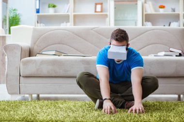 sanal gözlüklü genç adam