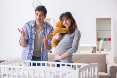Genç ebeveynler ilk bebeklerini bekliyorlar.