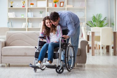 Genç bir aile birbirine göz kulak oluyor.