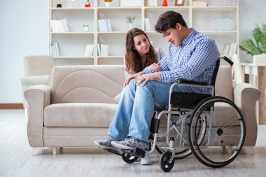 Tekerlekli sandalyedeki çaresiz kişi