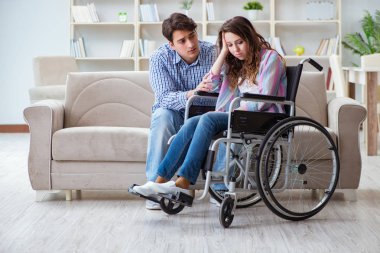 Tekerlekli sandalyedeki çaresiz kişi