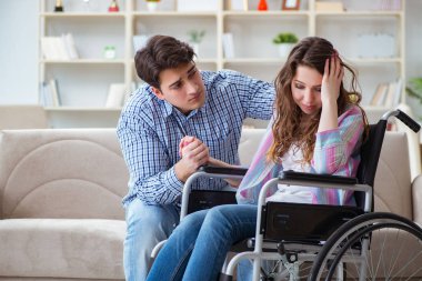 Tekerlekli sandalyedeki çaresiz kişi