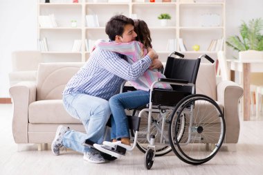 Genç bir aile birbirine göz kulak oluyor.