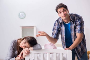 Genç baba bebek ağlamasına dayanamaz.