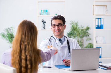 Hastanedeki hasta muayene için doktoru ziyaret ediyor.