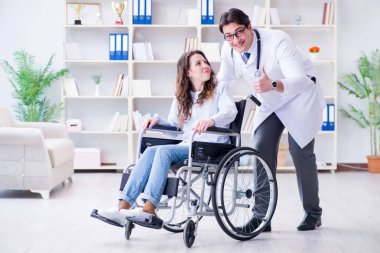 Tekerlekli sandalyedeki hasta düzenli kontrol için doktoru ziyaret ediyor.