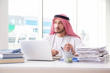 Ofiste çalışan Arap işadamı.