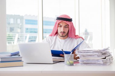 Ofiste çalışan Arap işadamı.
