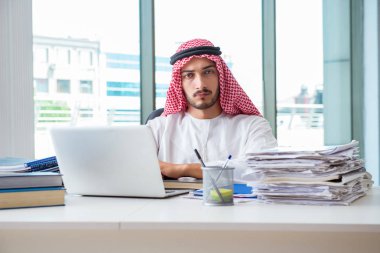 Ofiste çalışan Arap işadamı.