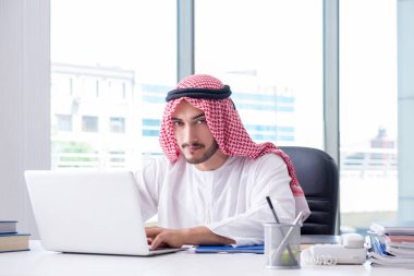 Ofiste çalışan Arap işadamı.