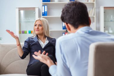 Genç bir kadın, psikiyatrist erkek doktoru muayene ediyor.