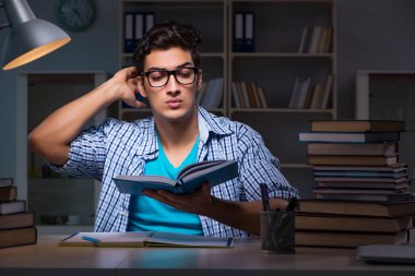 Sınavlara hazırlanan öğrenci gece geç saatte evde olacak.