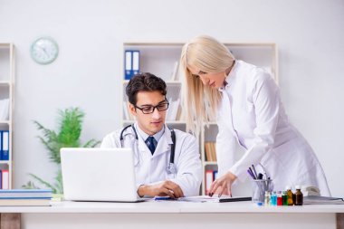 Erkek ve kadın doktor hastanede tartışıyorlar.