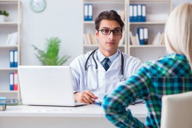 Hastanedeki hasta muayene için doktoru ziyaret ediyor.