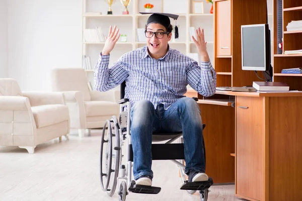 Gehandicapte student die thuis in een rolstoel studeert — Stockfoto