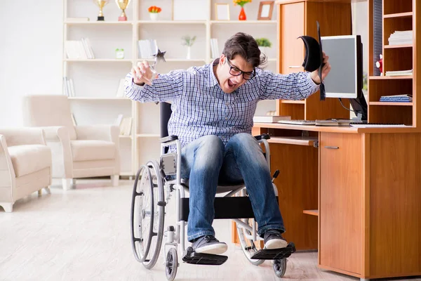 Studente disabile che studia a casa in sedia a rotelle — Foto Stock