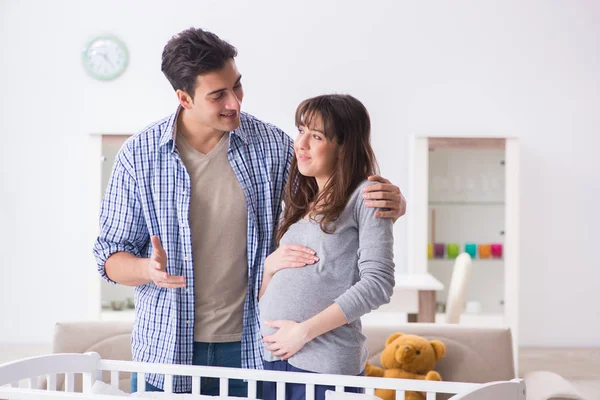 Unga föräldrar väntar sitt första barn — Stockfoto