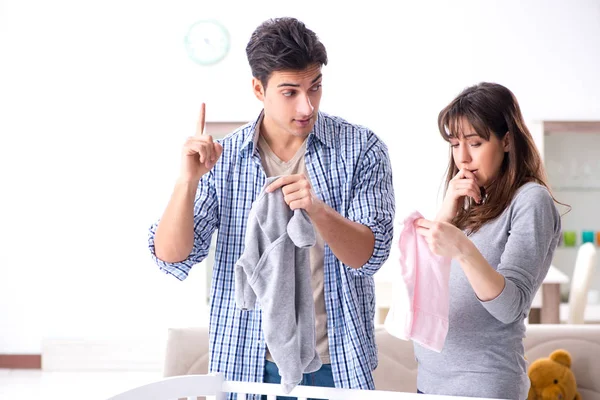 Padres jóvenes esperando su primer bebé —  Fotos de Stock