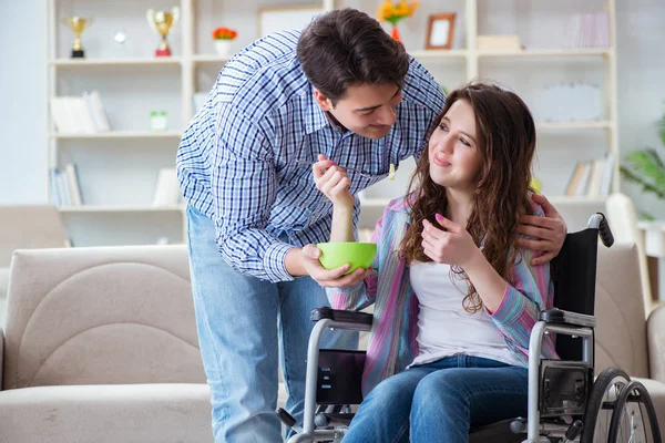 Jonge familie die voor elkaar zorgen — Stockfoto