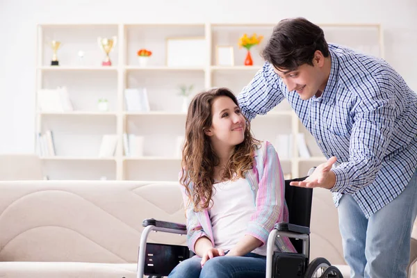 Jonge familie die voor elkaar zorgen — Stockfoto