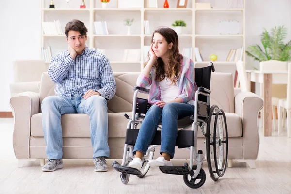 Wanhopige gehandicapte in een rolstoel — Stockfoto