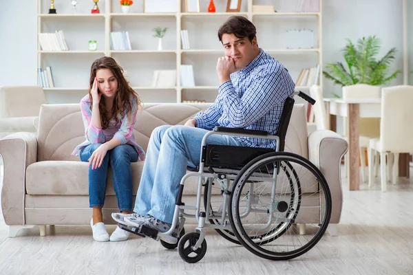 Wanhopige gehandicapte in een rolstoel — Stockfoto