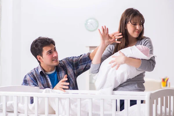 Young dad cannot stand baby crying — Stock Photo, Image