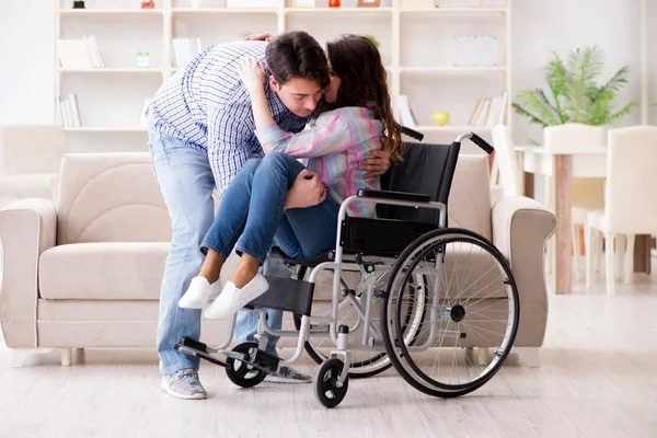 Jonge familie die voor elkaar zorgen — Stockfoto