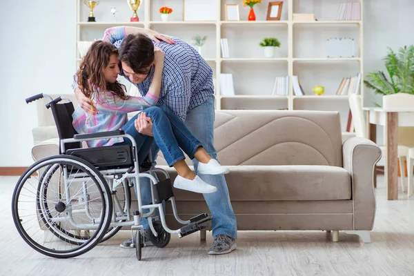 Jonge familie die voor elkaar zorgen — Stockfoto