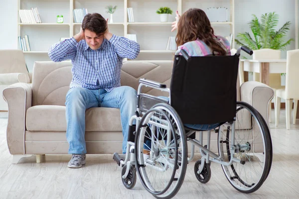 Wanhopige gehandicapte in een rolstoel — Stockfoto