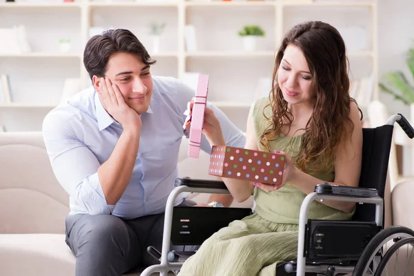 Man die huwelijksaanzoek doet aan gehandicapte vrouw in een rolstoel — Stockfoto