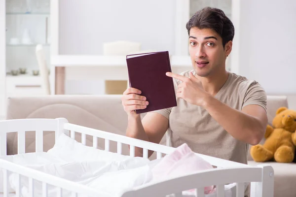 Jonge vader studenten voorbereiden op examens en op zoek na baby — Stockfoto