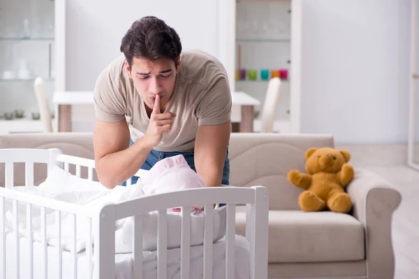 Young father dad frustrated at crying baby — Stock Photo, Image