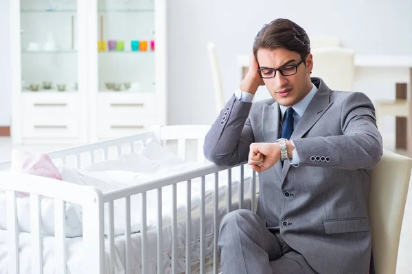 Jonge zakenman probeert te werken vanuit huis zorg na pasgeboren baby — Stockfoto