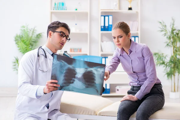 Doctor die röntgenfoto 's van patiënten onderzoekt — Stockfoto