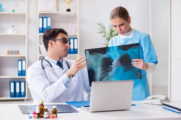 Két orvos vizsgálja röntgen képek a beteg diagnózis — Stock Fotó