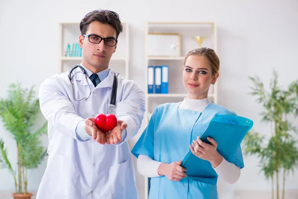 Kardiologe posiert mit seiner Krankenschwester im Krankenhaus — Stockfoto