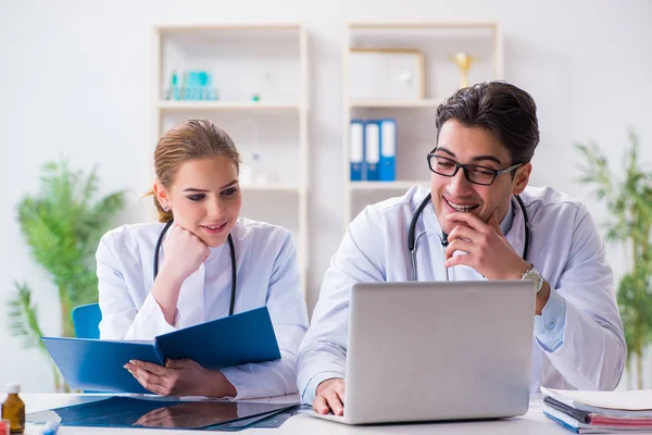 Erkek ve kadın doktor hastanede tartışıyorlar. — Stok fotoğraf