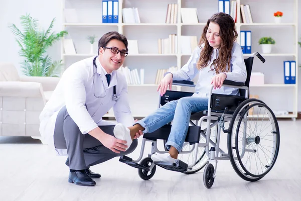 Patiënten met een handicap in een rolstoel die een arts bezoeken voor regelmatige controle — Stockfoto