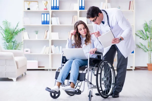 坐轮椅的残疾人士定期求诊医生 — 图库照片